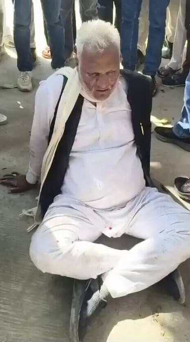 #नोएडा में कमिश्नर मैम की लाख सख्ती के बाबजूद थाना स्तर पर पुलिस का ये हाल है कि जिला मुख्यालय के भीतर दबंग लाठी डंडों स...