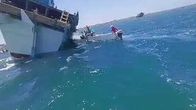 यमन तट पर 10 लाख से अधिक भेड़ों से लदा जहाज समुद्र में पलट गया।
जहाज अरब खाड़ी देशों की ओर जा रहा था, हादसे के बाद भार...