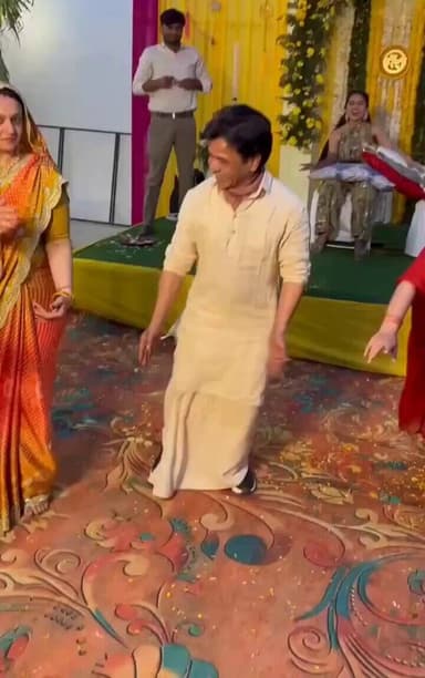 Rajpal Yadav जेल से रिहा होने के बाद अपने गांव शाहजहांपुर पहुंचे और भतीजी की मेहंदी में डांस करते नजर आए।
#RajpalYadav #...