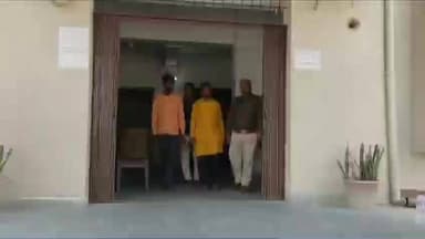 गायघाट: पकड़ी गांव: दहेज उत्पीड़न मामले में पिता-पुत्र गिरफ्तार, हाजीपुर न्यायालय से जारी था वारंट