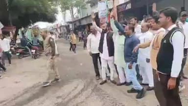 सीतामऊ: रूपनी चौपाटी पर कांग्रेस ने पीएम और कैलाश विजयवर्गीय का पुतला जलाया, नेता प्रतिपक्ष के साथ दुर्व्यवहार का विरोध