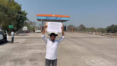 తిమ్మాపూర్ ఎల్ఎండీ కాలనీ: ఒకే బండికి రెండు రోడ్డు టాక్స్ లు ఏంటి అని ప్లే కార్డుతో రేణిగుంట టోల్ గేట్ వద్ద సామాజిక కార్యకర్త కోట శ్యామ్ నిరసన