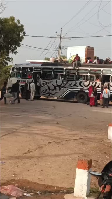 लिधौरा: मौत को दावत? ओवरलोड बसों की छत पर बैठाकर कराई जा रही सवारी