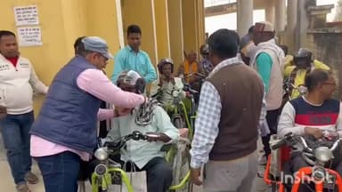 डुमरांव: डुमरांव के बुनियाद केंद्र में 24 दिव्यांगजनों को मोटराइज्ड ट्राई साइकिल वितरित, अधिकारियों ने दिखाई हरी झंडी