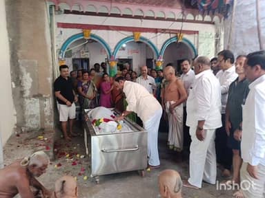 గద్వాల్: గద్వాల జిల్లా కేంద్రంలో సావిత్రి దేవి భౌతికాయానికి నివాళులర్పించిన గద్వాల ఎమ్మెల్యే బండ్ల కృష్ణ మోహన్ రెడ్డి