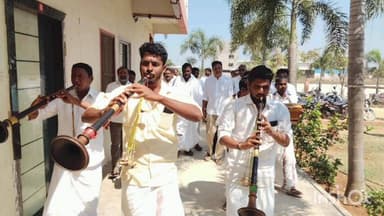 అలంపూర్: అలంపూర్ చౌరస్తాలో జరిగిన వివాహ వేడుకకు ముఖ్యతిధిగా హాజరైన ఉమ్మడి మహబూబ్నగర్ జిల్లా ఎమ్మెల్సీ చల్లా వెంకటరామిరెడ్డి