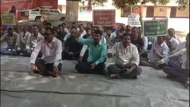 ପରଜଙ୍ଗ: ମହାବିରୋଡ଼ ରେଞ୍ଜ କେନ୍ଦୁପତ୍ର କର୍ମଚାରୀ ସଂଘ ତରଫରୁ ରେଞ୍ଜ ଅଫିସ ଆଗରେ ୧୭ ଦଫା ଦାବିରେ ଆନ୍ଦୋଳନ