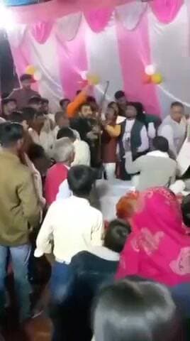 महोली: महोली इलाके में मांगलिक कार्यक्रम के तिलक समारोह के दौरान खुलेआम की गई प्रतिबंधित हर्ष फायरिंग, वीडियो हुआ वायरल