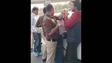 Delhi Viral News: बीच सड़क हंगामा! शराबी ड्राइवर को बचाने के लिए पुलिस से उलझी महिला, #videoviral
