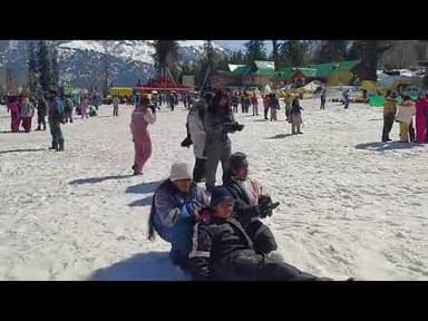 मनाली के सोलंगनाला में बर्फ के बीच मस्ती करते हुए सैलानी