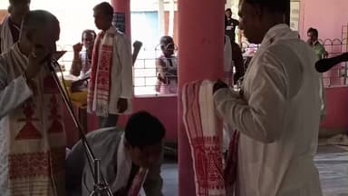 ছয়গাঁও: ঠাকুৰপাৰা সত্ৰত উপস্থিত গুৱাহাটী পৌৰ নিগমৰ মেয়ৰ মৃগেন শৰণীয়া