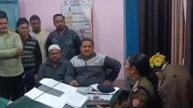 तिलहर: कोतवाली प्रभारी पर व्यापारियों ने अभद्र व्यवहार का लगाया आरोप, सीओ कार्यालय में किया विरोध प्रदर्शन