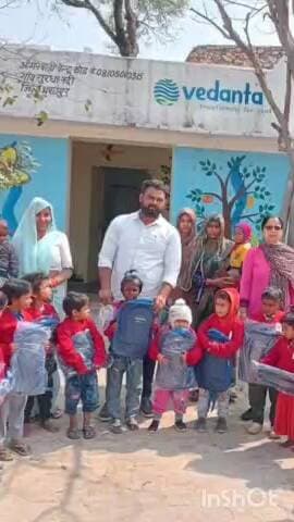 बयाना: बयाना के नंदघरों में बच्चों को स्कूल बैग, स्वेटर और पोषण सामग्री बांटी गई