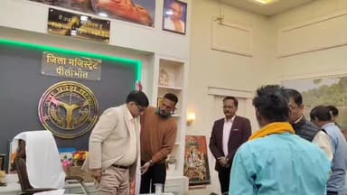 पीलीभीत: कलेक्ट्रेट में फाइल एरिया की गोली खाकर डीएम ने दिया फाइलेरिया मुक्त भारत का संदेश