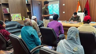 डुमरा: जनता दरबार में एसपी ने सुनी फरियाद, कई मामलों के त्वरित निष्पादन का दिया निर्देश