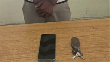 चेरिया बरियारपुर: करोड़ सूरजनगर लूट मामले में एक व्यक्ति मोबाइल और बाइक की चाबी के साथ गिरफ्तार