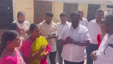 కామారెడ్డి: వివేకానంద కాలనీలోని రేషన్ షాపును తనిఖీ చేసిన ఆహార భద్రత కమిషన్ చైర్మన్ గోలి శ్రీనివాస్ రెడ్డి, రికార్డులు పరిశీలించారు