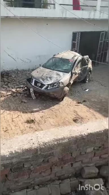 नगीना: नगीना क्षेत्र के गांव पुरैनी में हाईवे पर दो कारों की टक्कर, एक कार खंभे से टकराकर घर में घुसी