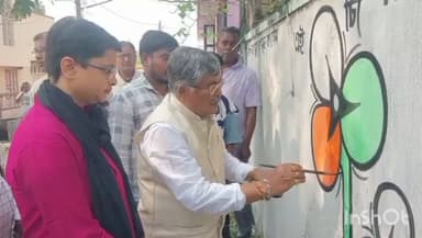 চুঁচুড়া-মগরা: চুঁচুড়ার ২৮ নম্বর ওয়ার্ডের বিভিন্ন দেয়ালে তৃণমূলের প্রতীক আকলেন বিধায়ক