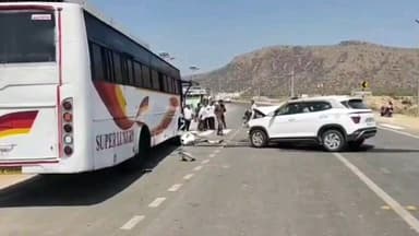 యర్రగొండపాలెం: దోర్నాల శ్రీశైలం రహదారిలో ఆగి ఉన్న ఆర్టీసీ బస్సులు కారు ఢీకొనగా ఇద్దరికీ తీవ్ర గాయాలు