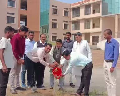 महेशपुर: सहायक विद्युत अभियंता ने निजी खर्च से महेशपुर डिग्री कॉलेज परिसर में किया वृक्षारोपण