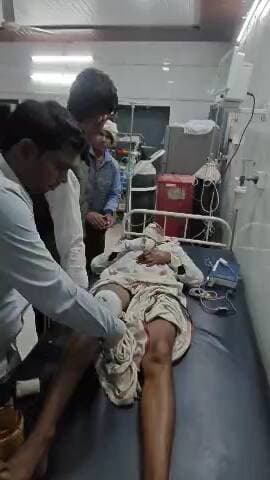 नदबई: टीकरी गांव के पास सड़क पर लगाए गए पुलिस बेरीकेट्स से टकराई बाइक, 2 लोग हुए घायल