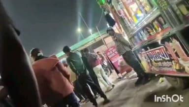 एत्मादपुर: रामबाग चौराहे पर युवतियों से छेड़छाड़, विरोध करने पर युवतियों के साथ आए युवक को आरोपियों ने पीटा, वीडियो वायरल