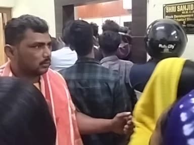 তেহট্ট ১: তেহট্ট ১ বিডিও অফিসে যুবসাথী ফর্ম জমা দেওয়ার সময় সমস্যা,সমাধান করলেন তেহট্ট ১নং ব্লক TMC সভাপতি