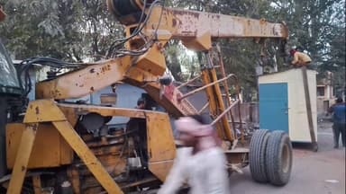 बैरिया: बैरिया तहसील बाउंड्री के बाहर अतिक्रमण को नगर पंचायत ने जेसीबी से हटवाया