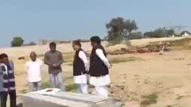 इटावा: सपा प्रमुख महासचिव रामगोपाल यादव ने इटावा में केदारेश्वर महादेव मंदिर पहुंचकर निर्माण कार्य की प्रगति का किया अवलोकन