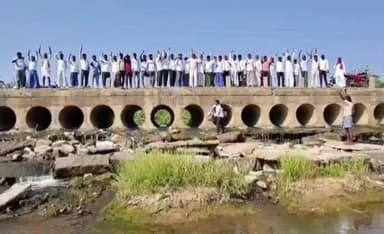 ಯಾದಗಿರಿ: ನಾಯ್ಕಲ್ ನಾಲ್ವಡಿಗಿ ಸೇತುವೆಗಳು ಮೇಲ್ದರ್ಜೆಗೇರಿಸಿ
- ಮೀನು ಬಲೆ ಬಿಸುವ ಮುಖಾಂತರ ಪ್ರತಿಭಟನೆ