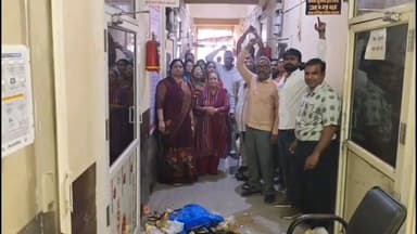 सनावद: सनावद में भाजपा पार्षदों के साथ महिलाओं ने नपा सीएमओ और अध्यक्ष के गेट पर डाला कचरा