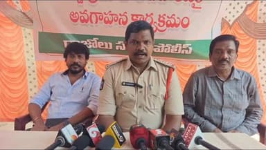 వాహనదారులు ప్రతి ఒక్కరూ హెల్మెట్ ఉపయోగించాలి: ములికిపల్లిలో రాజోలు సీఐ నరేష్ కుమార్