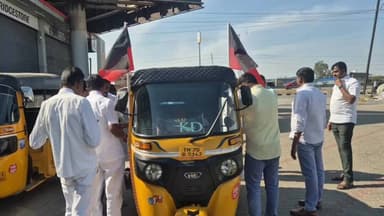 சூளகிரி: ரவுண்டானாவில் திமுகவின் 5 ஆண்டு கால சாதனைகள் அடங்கிய பேனர்கள் ஆட்டோக்களில் ஒட்டிய திமுக இளைஞரணியினர்