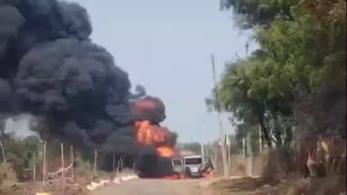 वैजापूर: लासूर स्टेशन देवगाव रंगारी रोडवर समृद्धी महामार्गाच्या पूल जवळ डिझेल टँकरने घेतला पेट...