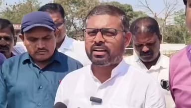 कुरूद: स्कूल को हटाने का इश्तहार देख भड़के कांग्रेसी, एसडीएम को सौंपा ज्ञापन, स्कूल को यथावत रखने की मांग की