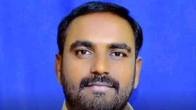 పత్తికొండ: పత్తికొండకు చెందిన వ్యక్తికి డాక్టరేట్ పట్టా ఉపాధ్యాయులు స్నేహితులు హర్షం వ్యక్తం