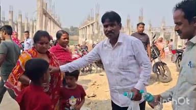 গঙ্গারামপুর: ক্যাম্পে আবেদনকারীদের জল বিস্কুট খাওয়ালেন গঙ্গারামপুর ব্লকের উদয় গ্রাম পঞ্চায়েত প্রধান অসিত বরণ কুন্ডু