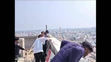 गंगापुर: गंगापुर सिटी के आदर्श नगर क्षेत्र में निर्माणाधीन मंजिला इमारत का निरीक्षण करने पहुंचे अधिकारी