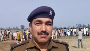 शाहबाद: अपर पुलिस अधीक्षक मार्तंड प्रकाश सिंह ने बताया, लोकल गोताखोर बच्चियों की तलाश कर रहे हैं