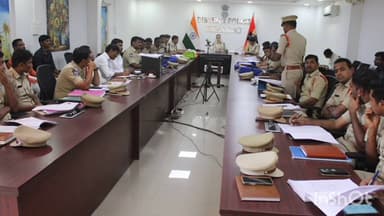వికారాబాద్: జిల్లా పోలీస్ కార్యాలయంలో పోలీస్ అధికారులతో సమీక్ష సమావేశంలో పాల్గొన్న ఎస్పీ స్నేహ