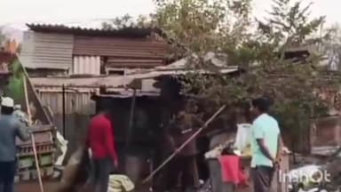 ఆదోని: ఆదోనిలో పలుచోట్ల పేరుకుపోయిన చెత్తను తొలగిస్తున్న శానిటేషన్ వర్కర్లు