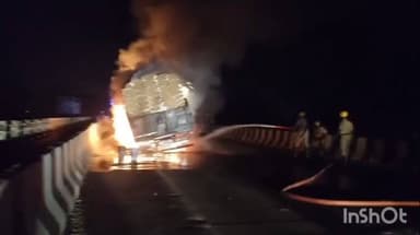 ಉಡುಪಿ: ಬೈಂದೂರಿನಲ್ಲಿ ಟೈಯರ್ ಸ್ಪೋಟಗೊಂಡು ಸೇತುವೆ ಮೇಲೆ ಹೊತ್ತಿ ಉರಿದ ಲಾರಿ