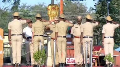 ವಿಜಯಪುರ: ನಗರದಲ್ಲಿ ಪೊಲೀಸ್ ಇಲಾಖೆಗೆ ನೂತನ ಕ್ಯಾಪ್ ವಿತರಣೆ ಮಾಡಿದ ಎಸ್ ಪಿ ಲಕ್ಷ್ಮಣ ನಿಂಬರಗಿ