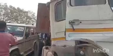 दनियावां: कोल्हर गांव के पास टेलर ट्रक ने दूसरे ट्रक को पीछे से मारी टक्कर, ट्रेलर के उड़े परखच्चे