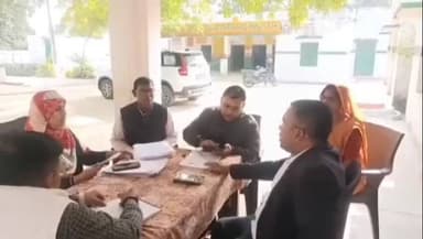 मछलीशहर: मछली शहर के प्राथमिक विद्यालय में जिला बेसिक शिक्षा अधिकारी ने एस आई आर के कार्य का किया निरीक्षण