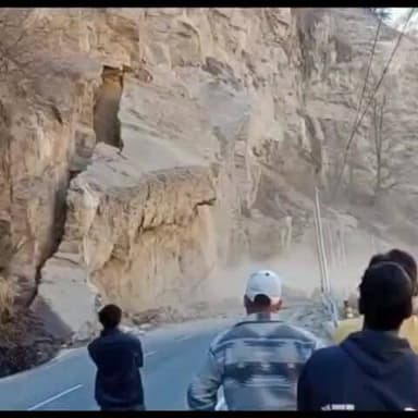 मोरंग: खारो के समीप पहाड़ टूटने से सड़क मार्ग हुआ अवरुद्ध, वाहनों की आवाजाही ठप