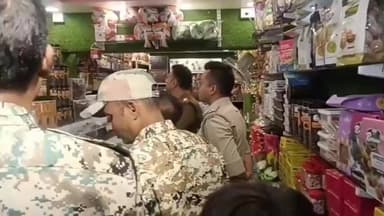 ডোমকল: ডোমকলে ফলের বাজারে পুলিশের হানা, কালোবাজারি রুখতে কড়া বার্তা