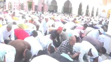 सीकर: जामा मस्जिद सहित शहर की सभी मस्जिदों में जुम्मे की पहली नमाज में बड़ी संख्या में नमाजी रहे मौजूद