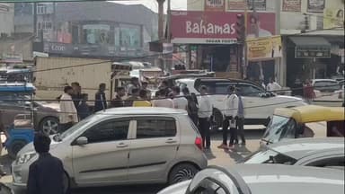 बहादुरगढ़: रोहतक दिल्ली रोड पर झज्जर मोड़ के पास ऑटो से टक्कर में ई-रिक्शा पलटी, महिला घायल